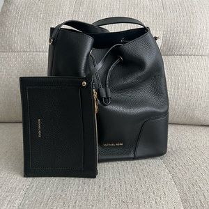 MICHAEL Michael Kors
Cary Medium Leather Bucket Bag